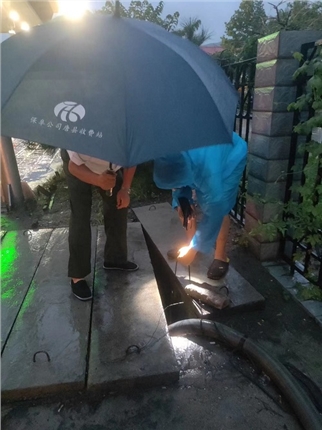 13夜间“雨中巡查”.jpg 13夜间“雨中巡查”.jpg