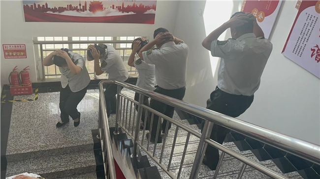 5白合收费站组织地震逃生演练照片.jpg 5白合收费站组织地震逃生演练照片.jpg