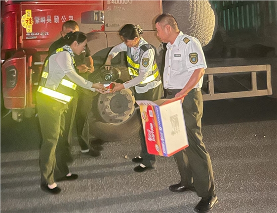 7.23送温暖照片.jpg